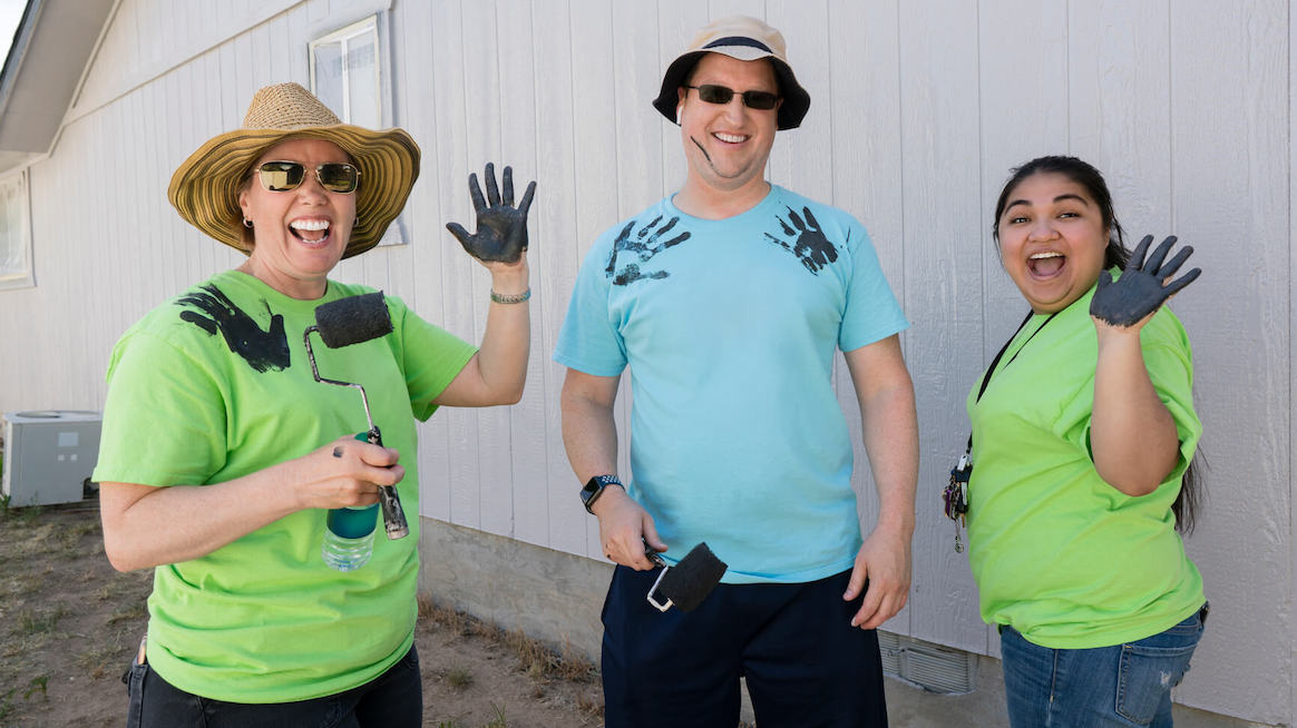 science-behind-doing-good-people-volunteering-happy
